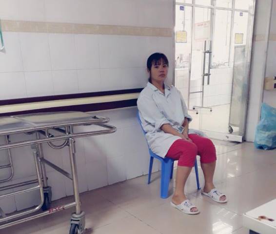 
Khu&ocirc;n mặt h&oacute;c h&aacute;c của chị Huệ sau nhiều đ&ecirc;m mất ngủ v&igrave; thương con.
