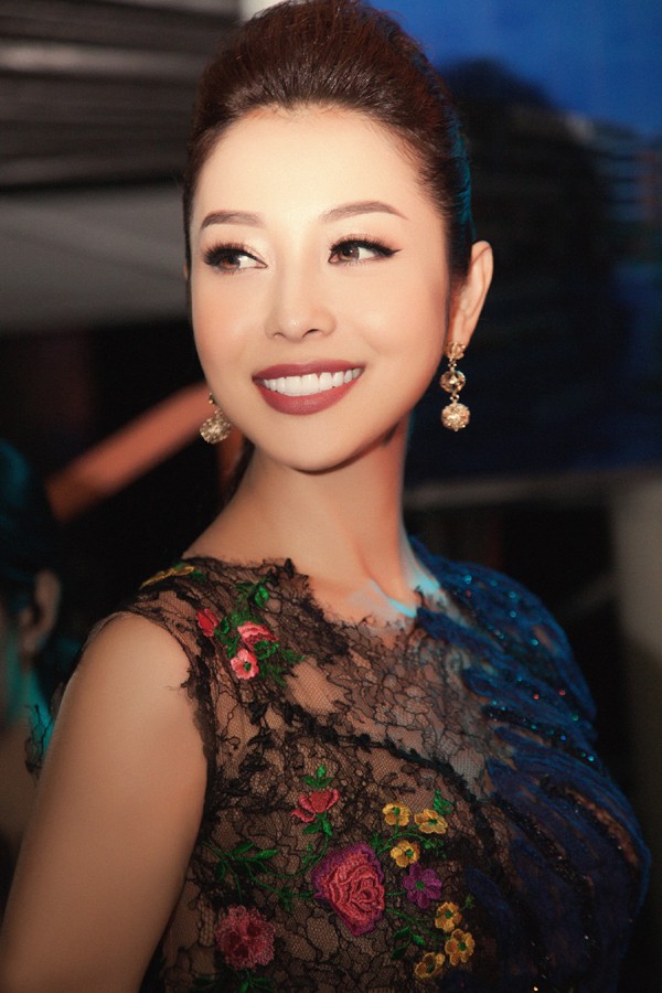 
Nhờ biết giữ gìn nhan sắc lẫn vóc dáng nên dù đã bước qua tuổi 30, Jennifer Phạm vẫn khiến nhiều Hoa hậu trẻ tuổi ngưỡng mộ.
