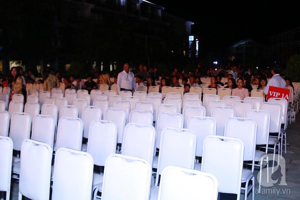 
Sát giờ phát sóng đêm chung kết Hoa hậu Biển Việt Nam toàn cầu nhưng khu vực khán giả còn quá nhiều hàng ghế trống. Nguồn ảnh: Afamily/Helino
