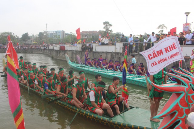 Hàng vạn du khách đến cổ vũ cho các đội thi trong toàn tỉnh.