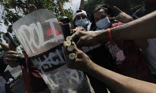 Người biểu tình cầm các viên đạn được cho là do cảnh sát quốc gia bắn vào đám đông biểu tình ở thành phố miền đông Managua.