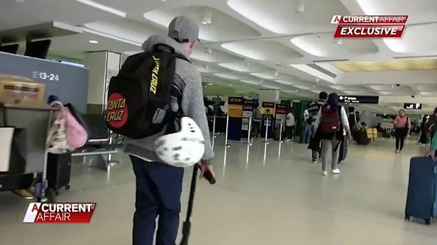 Đến s&acirc;n bay v&agrave; tự l&agrave;m thủ tục l&ecirc;n m&aacute;y bay m&agrave; kh&ocirc;ng bị ai ph&aacute;t hiện.