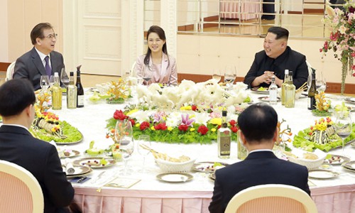 Đệ nhất phu nhân Ri Sol-ju cùng ông Kim đãi tiệc tối các đặc phái viên Hàn Quốc.
