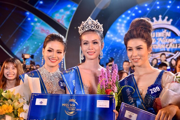 
Hoa hậu Kim Ngọc được đánh giá cao nhất trong top những người đẹp có mặt tại đêm Chung kết. Tuy nhiên, cô chưa thực sự khiến khán giả ấn tượng.
