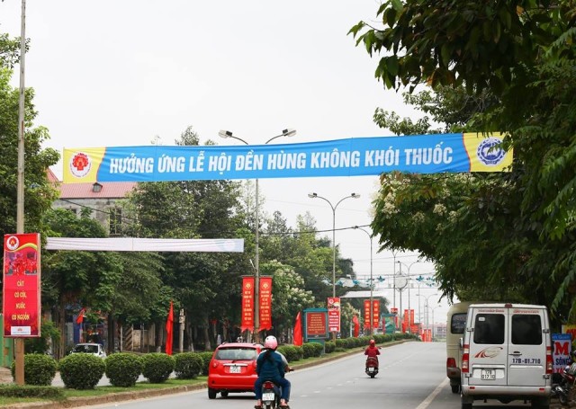 
Băng rôn, khẩu hiệu về Giỗ Tổ Hùng Vương - Lễ hội Đền Hùng năm 2018 được treo ở các tuyến phố chính của thành phố Việt Trì.
