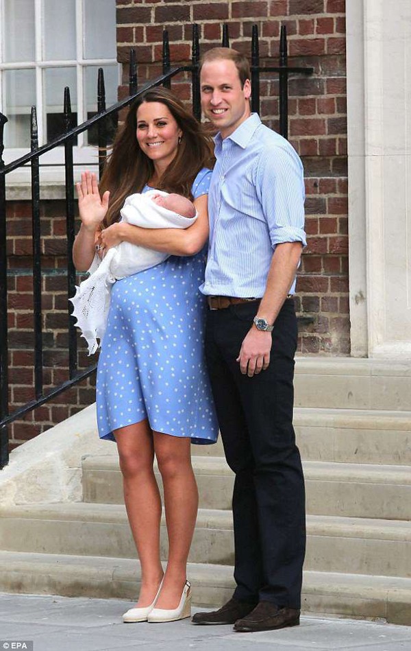 
Trong lần sinh hoàng tử George, Kate Middleton diện váy chấm bi nhẹ nhàng.
