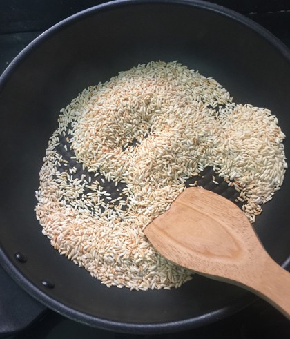Rang gạo đến khi gạo chuyển sang màu vàng.