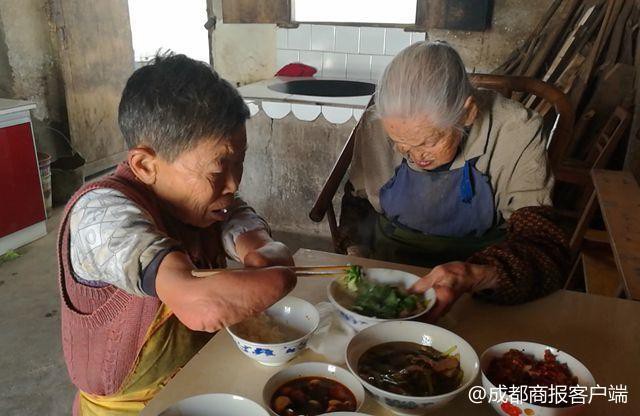 Bữa cơm hàng ngày của hai mẹ con bà Cai. Ảnh: Chengdu Economic Daily