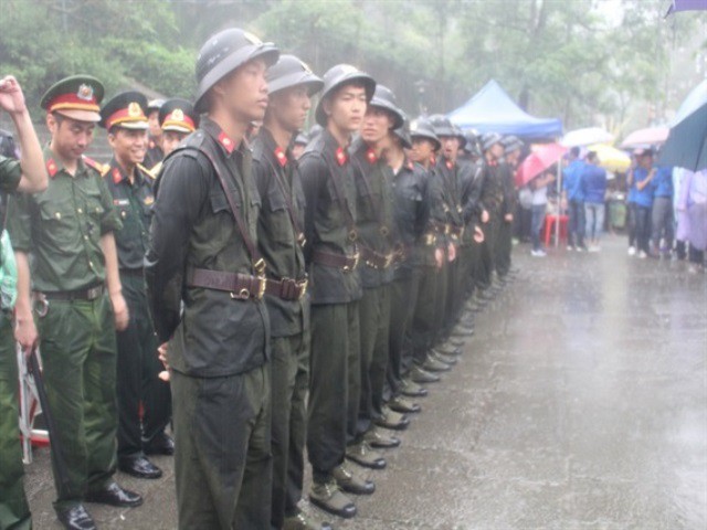 Hàng trăm chiến sĩ với chiếc áo ướt đẫm nước mưa khiến nhiều người cảm động.
