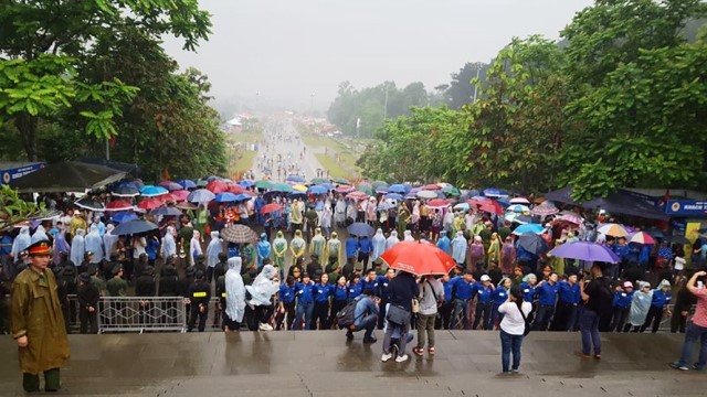 Ban tổ chức bố trí được các hàng rào an ninh từ cảnh sát, bộ đội và sinh viên tình nguyện nên không còn tình trạng ùn tắc kéo dài và chen lấn.