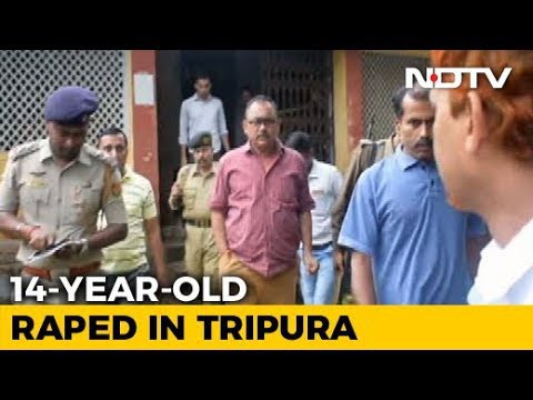 Manoj Deb (giữa), một doanh nhân có ảnh hưởng đến từ bang Tripuna - Ấn Độ, đã bị bắt giam với cáo buộc cưỡng hiếp và đe dọa một thiếu nữ 14 tuổi. Ảnh: NDTV
