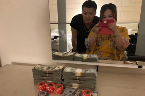 Cặp đôi chụp ảnh cùng số tiền trúng bạc - Ảnh: nypost