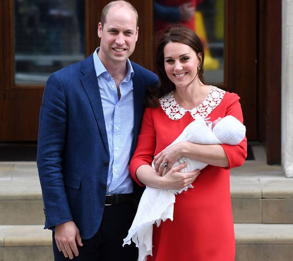Vợ chồng William - Kate cùng con trai mới sinh xuất hiện trước công chúng chiều 23/4. Ảnh: PA.