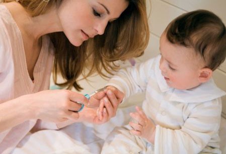 Cắt móng tay, móng chân tuy là chuyện nhỏ, nhưng các bậc phụ huynh nên tiến hành một cách cẩn thận và từ tốn. (Ảnh minh họa).
