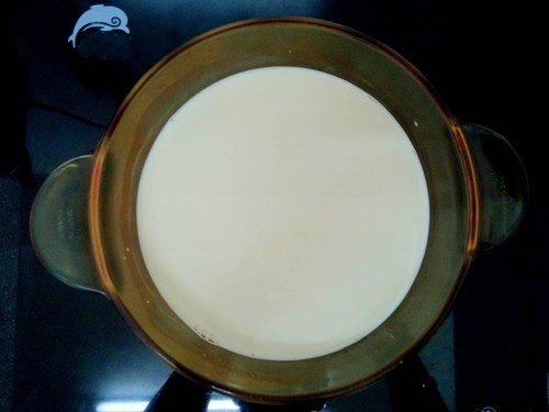 - Bước 3: Múc một ít sữa từ bước 2 cho vào chén việt quất xay nhuyễn quậy đều lên, rồi đổ ngược vào lại nồi sữa, vừa đổ, vừa quậy đến khi việt quất hòa tan hoàn toàn với sữa.
