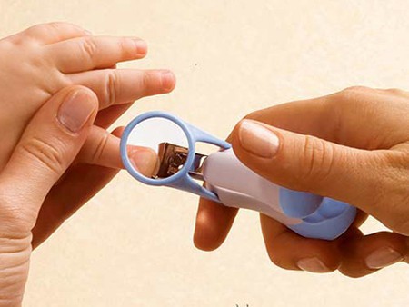 
Để đảm bảo an toàn cho con trẻ, bạn nên sử dụng dụng cụ cắt móng tay riêng dành cho các bé. (Ảnh: Nguồn Internet).
