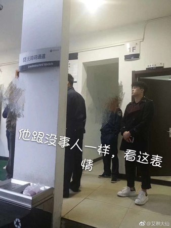 Pan vô cảm tại hiện trường khi được gọi đến nhận diện xác bạn gái. Ảnh: ETtoday.