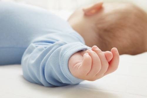 
Băng bó các vết thương nhỏ ở đầu ngón tay, ngón chân không thích hợp với những trẻ còn quá bé.
