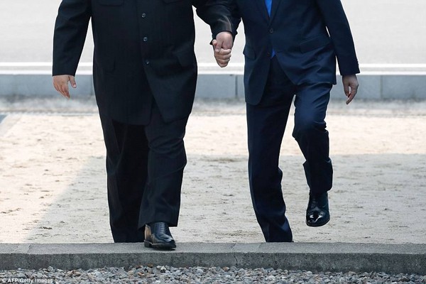 Cái nắm tay đầy xúc động của hai nhà lãnh đạo Hàn - Triều.