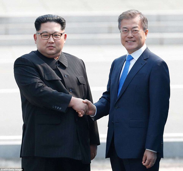 Ông Moon Jae-in nắm chặt tay nhà lãnh đạo Triều Tiên, Kim Jong-un.