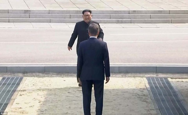 Ông Moon Jae-in đứng chờ sẵn ông Kim Jong-un.