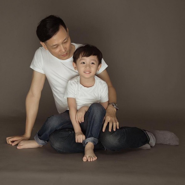Đạo diễn Ngô Quang Hải bên con trai nhỏ.