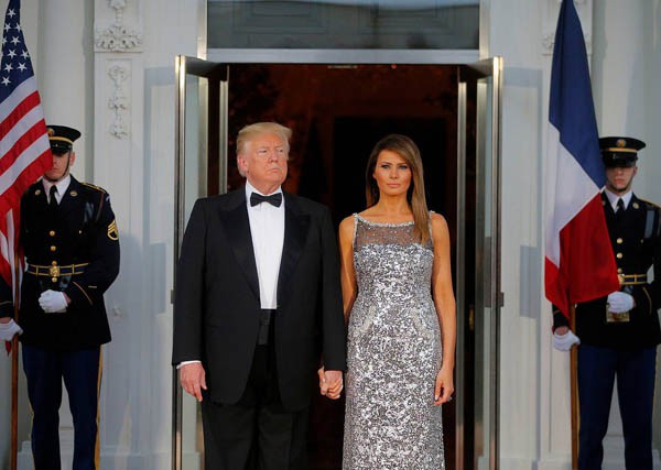Vợ chồng Tổng thống Mỹ Donald Trump tới quốc yến thết đãi tổng thống Pháp hôm 24/4. Ảnh: Reuters.