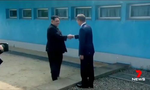 Kim Jong-un bước chân qua giới tuyến liên triều