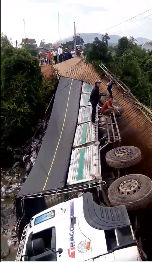 Đông đảo người dân hiếu kỳ tập trung theo dõi sự việc.