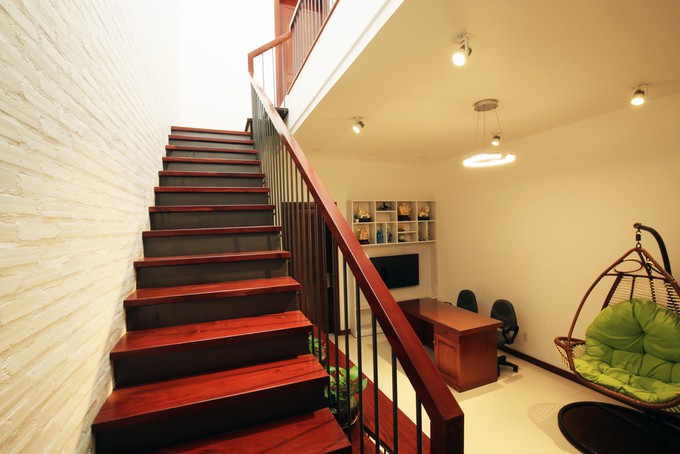 Gia chủ lựa chọn gỗ có tông màu nâu nhưng nhà không có cảm giác tối nhờ có các khoảng trần, sàn, tường màu trắng và ánh sáng lan tỏa khắp nơi.