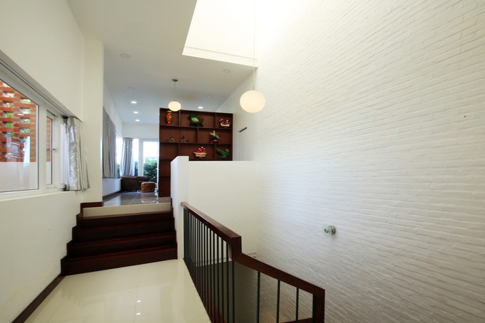 Chủ nhà cắt một phần đất chạy dọc bên hông và phía sau, giúp các phòng sáng hơn nhiều.