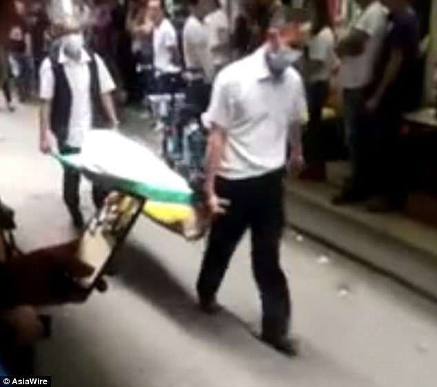 Cảnh sát đưa thi thể người phụ nữ ra khỏi căn nhà.