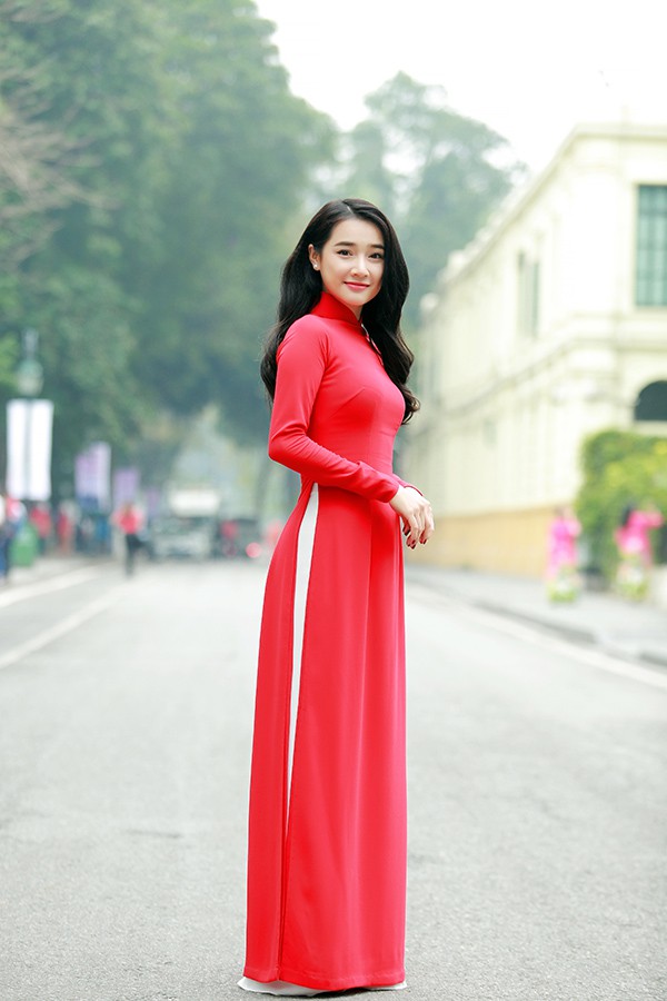 Ngày 28/4, Nhã Phương xuất hiện tại phố đi bộ Hà Nội tham gia lễ phát động Tháng nhân đạo do Trung ương Hội chữ thập đỏ tổ chức.
