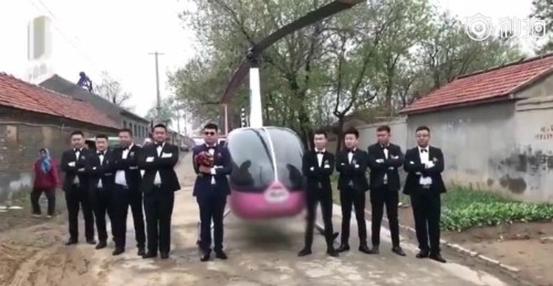 Có thể thấy quê hương cô dâu là vùng nông thôn. Ảnh: ifeng.