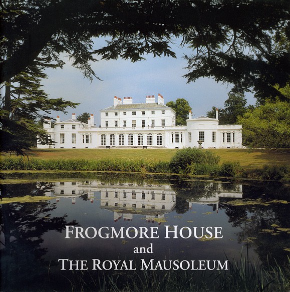 Frogmore House nằm trong khuôn viên của lâu đài Windsor .