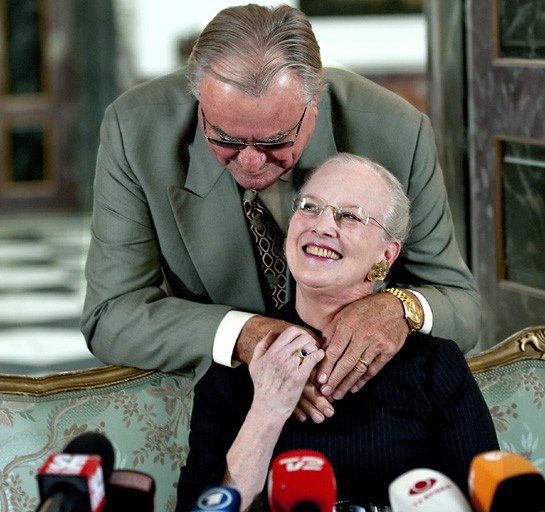 Lúc nào người ta cũng thấy hai người quấn quýt bên nhau