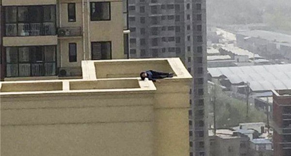 Người đ&agrave;n &ocirc;ng với &yacute; định tự s&aacute;t nằm ch&ecirc;nh v&ecirc;nh ngay m&eacute;p tầng thượng.