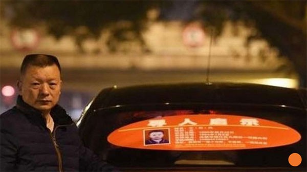 Anh Wang chạy taxi với tấm biển dán sau xe để tìm con gái.