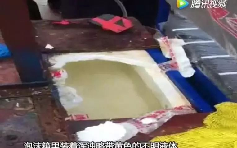 Thùng nước bẩn giấu bên dưới máy ép.