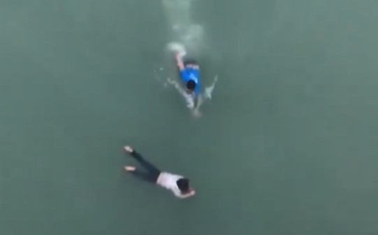 Anh Huân dũng cảm lao xuống dòng nước cứu cô gái trẻ nhảy cầu. Ảnh cắt từ clip.