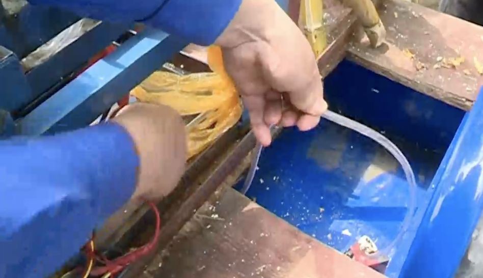 Một ống nhựa dùng để trộn lẫn nước bẩn với nước mía thật.