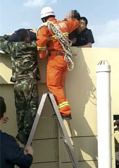 
L&iacute;nh cứu hỏa b&ecirc; người đ&agrave;n &ocirc;ng xuống.
