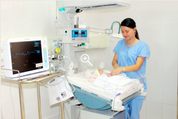 
Chăm sóc trẻ sơ sinh tại Bệnh viện Sản Nhi Quảng Ninh. Trong ảnh, một bác sĩ đang chăm sóc bé Đồng Bảo Ngọc - một trong hai em bé mắc hội chứng truyền máu song thai được mổ cấp cứu thành công (ảnh bệnh biện cung cấp).

