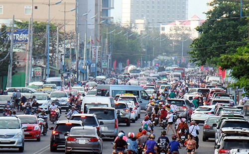 Đường phố Vũng Tàu liên tục xảy ra ùn tắc vì lượng người các tỉnh đổ về quá đông. Ảnh: Nguyễn Khoa.