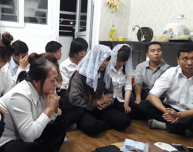 Thời điểm cơ quan chức năng kiểm tra có 12 người đang sinh hoạt truyền đạo trái phép tại căn hộ 501.01 chung cư Golden city (xã Nghi Phú, TP Vinh, Nghệ An)