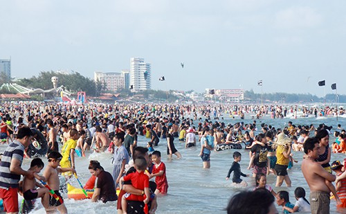 Bãi biển Vũng Tàu đông nghịt người. Ảnh: Nguyễn Khoa.