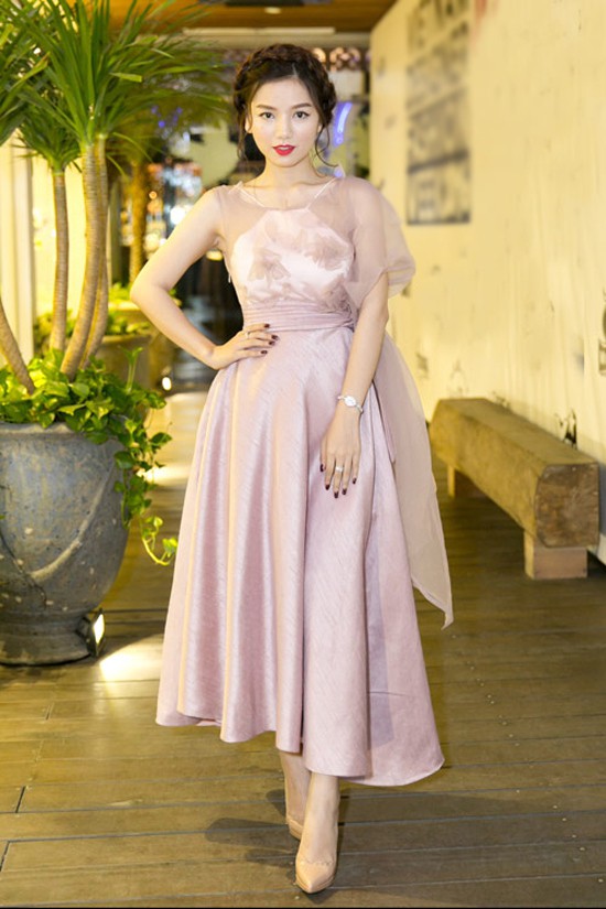 Nữ diễn viên vấn tóc, diện váy pastel kết hợp với giày màu nude khi tới một sự kiện thời trang.