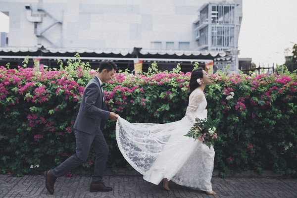 Thạch Thanh Bình, nhiếp ảnh gia thực hiện bộ ảnh cưới của Vũ và Tú, bị ấn tượng bởi sự dịu dàng chàng trai Cần Thơ dành cho người yêu.