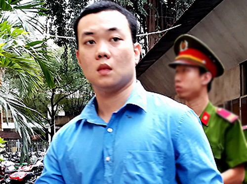 Cường nhìn theo bóng cha mẹ sau phiên tòa. Ảnh: Bình Nguyên.