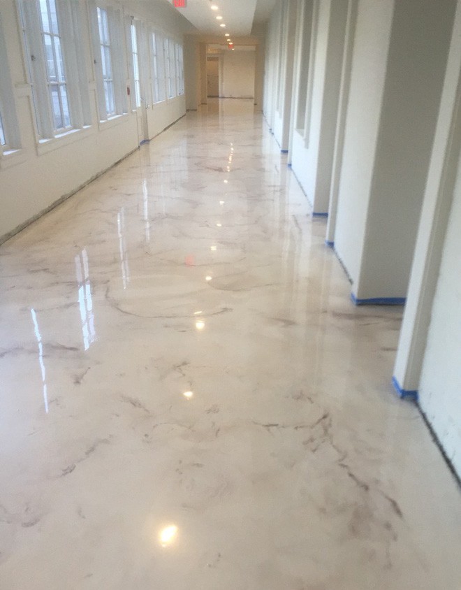 S&agrave;n epoxy thường được lựa chọn v&igrave; sự tươi s&aacute;ng m&agrave; n&oacute; mang lại. S&agrave;n epoxy n&agrave;y c&oacute; sắc m&agrave;u ngọc trai v&ocirc; c&ugrave;ng bắt mắt.